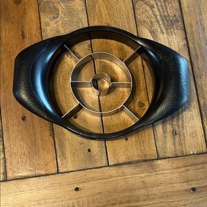 The Pampered Chef Black Apple Slicer